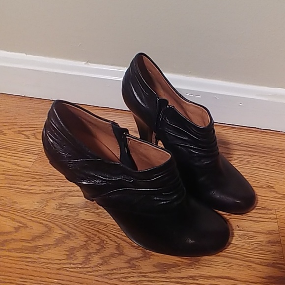 Sofft Black leather round toe ankle booties - Picture 2 of 4